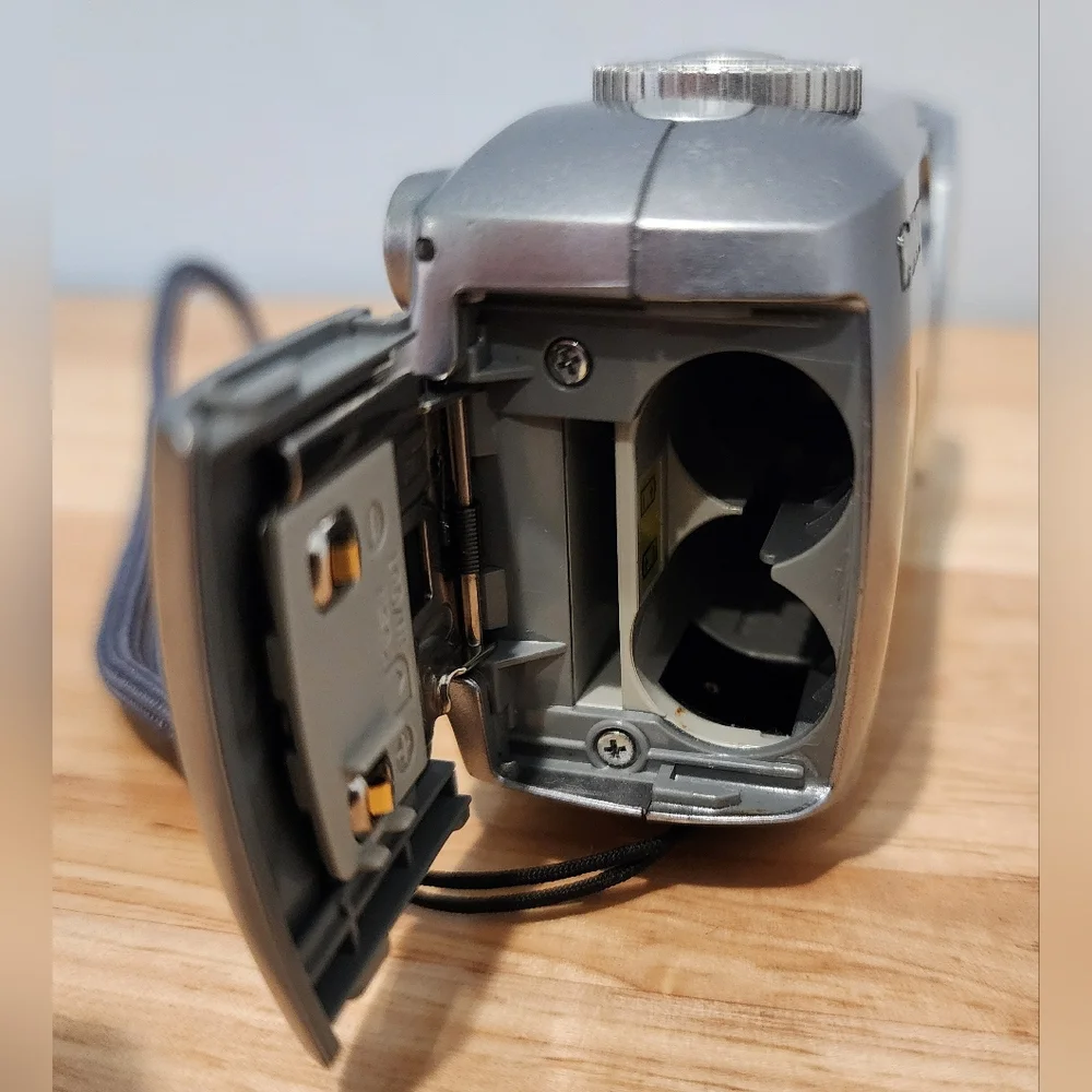 Sony Cybershot DSC-P93 Digital Camera 5.1MP, For Parts Only